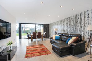 Cottage | Living room | TV, DVD player - Spyglass (Poole)