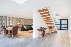 Cottage | Living room | TV, DVD player - Spyglass (Poole)