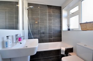 Cottage | Bathroom | Separate tub and shower, towels