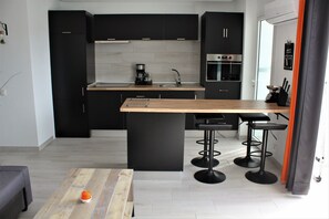 ثلاجة، فرن، ماكينة لصنع القهوة/الشاي، غلّاية كهربائية