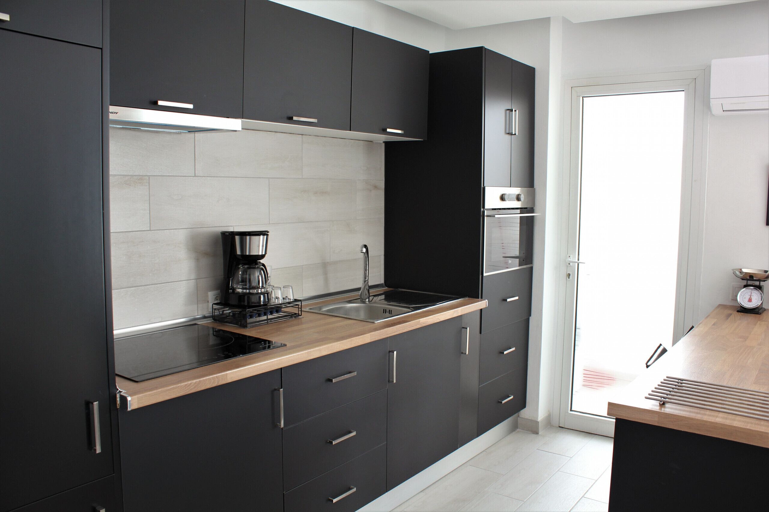 Fridge, oven, coffee/tea maker, electric kettle