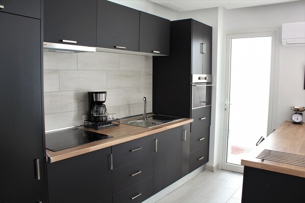 ثلاجة، فرن، ماكينة لصنع القهوة/الشاي، غلّاية كهربائية