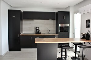 Réfrigérateur, four, plaque de cuisson, cafetière/bouilloire