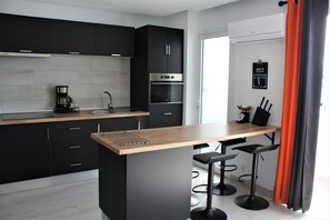 Fridge, oven, stovetop, coffee/tea maker