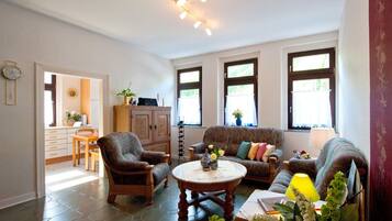 TV, DVD player, books, stereo