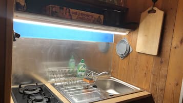 Een koelkast, een kookplaat, een koffiezetapparaat/waterkoker