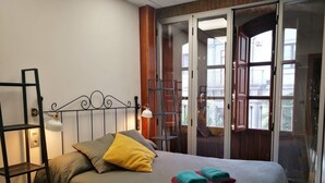 Une chambre à coucher avec un lit, une table de chevet, une lampe et une armoire.