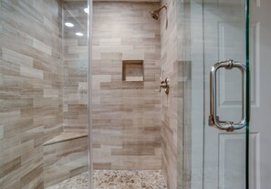 Een douche, handdoeken