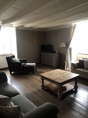 Fernseher, Kamin, DVD-Player, Tischfußball