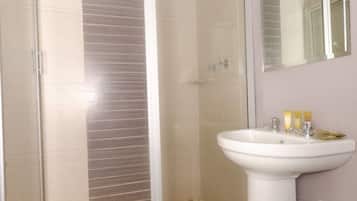 Produtos de toalete grátis, toalhas de banho, sabonete, shampoo