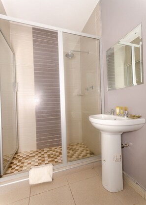 Free toiletries, towels, soap, shampoo - Sarum Lodge (Harare)