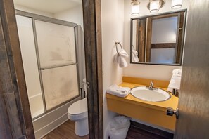Ensemble douche/baignoire, sèche-cheveux