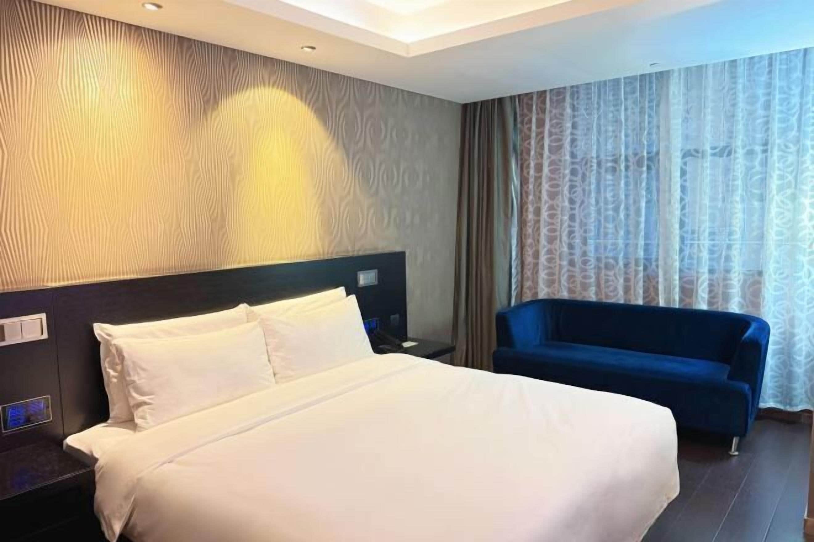 Free minibar, laptop workspace, blackout curtains