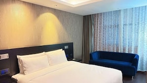 Minibar (free items), laptop workspace, blackout drapes - Crystal Shanghai North Bund (Shanghai)
