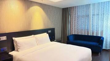 Free minibar, laptop workspace, blackout curtains