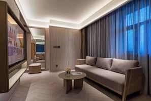 Minibar (free items), laptop workspace, blackout drapes - Crystal Shanghai North Bund (Shanghai)