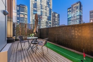 Minibar (free items), laptop workspace, blackout drapes - Crystal Shanghai North Bund (Shanghai)