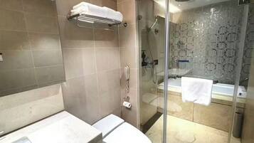 Business tweepersoonskamer | Badkamer | Een aparte badkuip en douche, gratis toiletartikelen, een haardroger