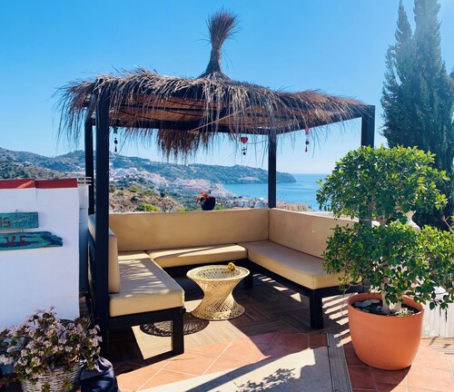 Huis met uitzicht op de baai van La Herradura en optioneel naturistisch privézwembad