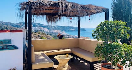 House overlooking the Bay of La Herradura and optional naturist pool. Relax.