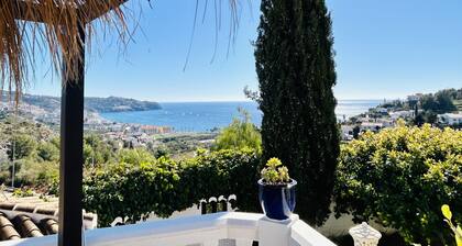 House overlooking the Bay of La Herradura and optional naturist pool. Relax.