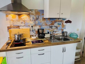 Frigorifero, microonde, forno, piano cottura