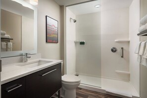 Studio, 1 très grand lit et 1 canapé-lit | Salle de bain | Ensemble douche/baignoire, articles de toilette gratuits, sèche-cheveux