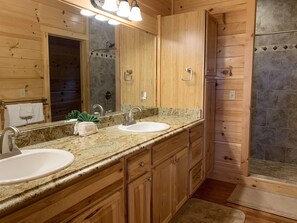 Ferienhütte, Mehrere Betten, Whirlpool, Bergblick | Badezimmer | Handtücher