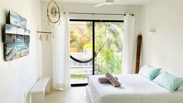 Arena Suite with garden/pool view | Decoración personalizada, wifi gratis y ropa de cama