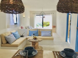 Lunarena Suite, vista a la selva/alberca | Sala de estar