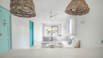 Arena Suite with garden/pool view | Living room