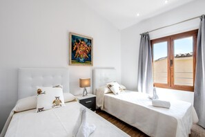 4 chambres, coffres-forts dans les chambres, fer et planche Ă repasser
