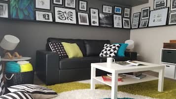 Smart-TV, Kamin, Netflix, Bücher