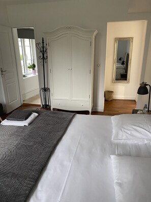 Comfort Room (Mehdi) | View from room - Le Moulin Bleu (Saint-Cyr-sous-Dourdan)