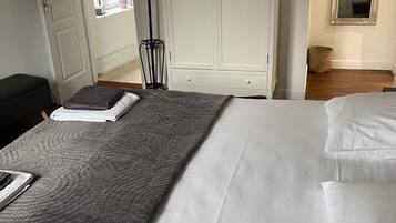 Une chambre à coucher avec un lit, une armoire et un miroir.