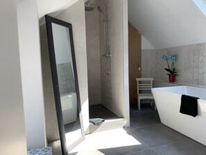 Chambre Confort (Poly) | Salle de bain | Serviettes fournies