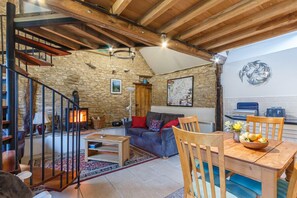 平房 | 房內用餐區