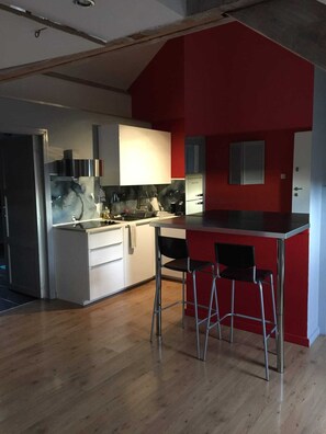 Een koelkast, een microgolfoven, een koffiezetapparaat/waterkoker