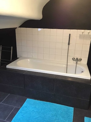 Serviettes fournies, papier de toilette