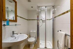 Cottage | Salle de bain | Douche, articles de toilette gratuits, serviettes fournies