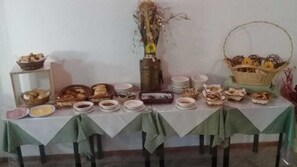 Free daily buffet breakfast - Posada Savoia (Santa Teresita)