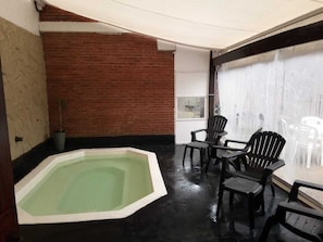 Una piscina al aire libre de temporada