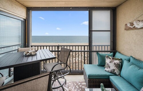 Comfortable & Relaxing 2 BR 2 BA Oceanfront Condo with Amazing Ocean Views.