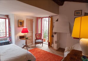 3 camere, una scrivania, ferro/asse da stiro, Wi-Fi gratuito