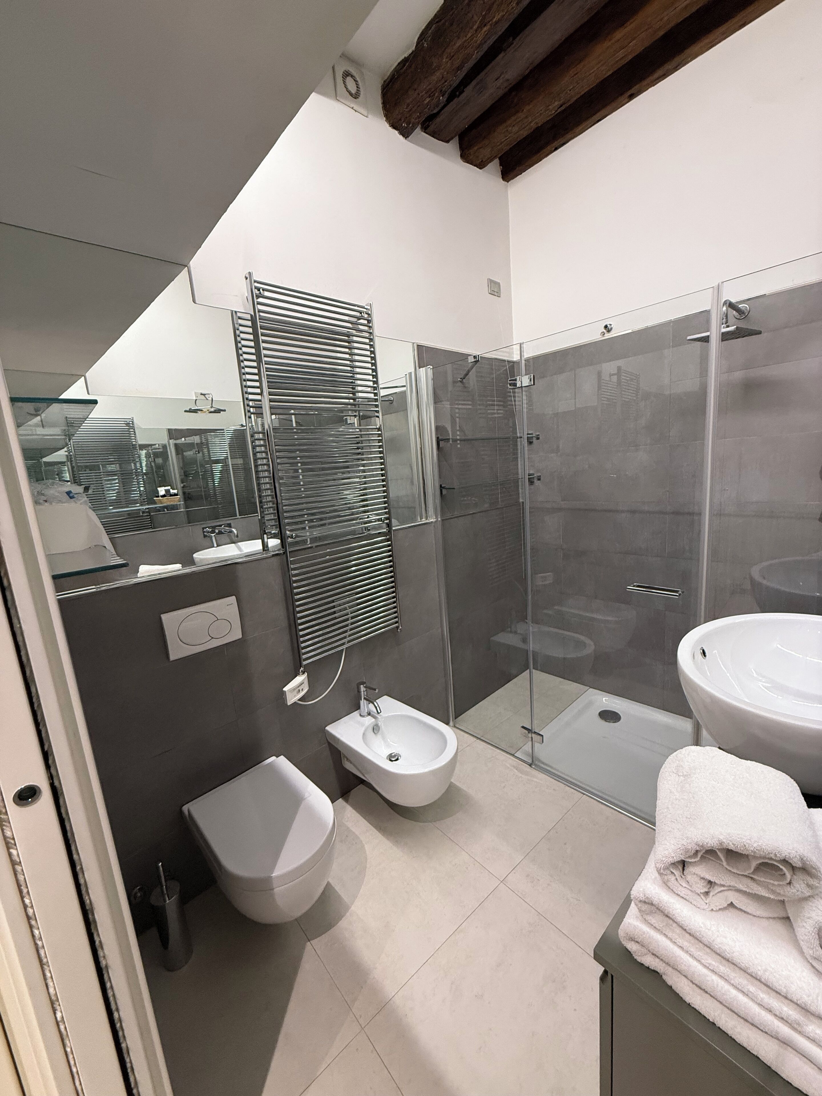 Dusche, Haartrockner, Bidet, Handtücher