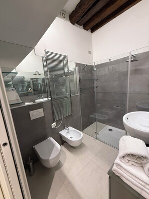 Doccia, asciugacapelli, bidet, asciugamani