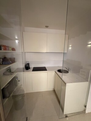 Frigorifero, microonde, piano cottura, lavastoviglie