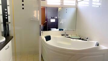 Bathtub, jetted tub, hair dryer, towels