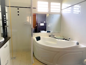 Bathtub, jetted tub, hair dryer, towels