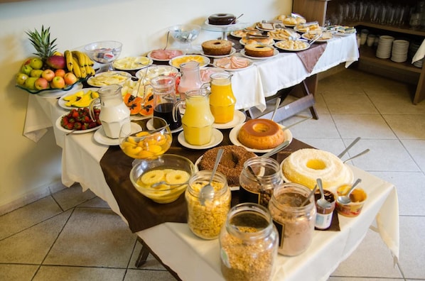 Buffet déjeuner servi tous les jours en supplément